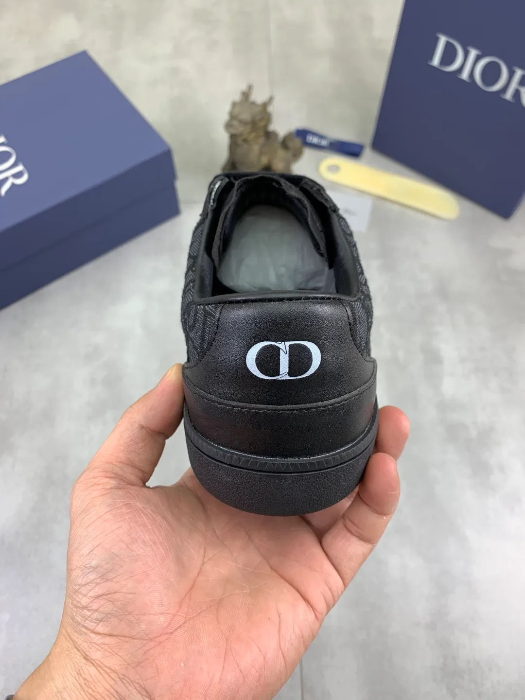 Men's shoes 💰P360 New Dior B01 moral training shoes, white first-layer cowhide, original molded outsole. New to the fall collection, this sneaker marks the return of a Dior classic, reinterpreted in a stylish and elegant silhouette. Crafted from white smooth first-grain cowhide with a tonal silk sheepskin lining, it features the Dior logo on the tongue and inner sides, and a CD icon on the heel. Paired with Tpu anti-slip soles of the same color, it can be matched with various styles to create a sophisticated look.  Code number: 38-44